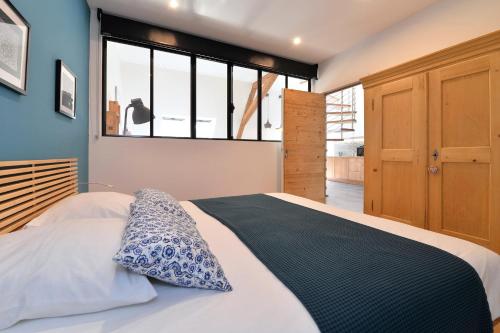 ベーブレンハイムにあるMagnifique Gite Le Clos des pierres Route des Vins d'Alsaceのベッドルーム1室(ベッド1台、大きな窓付)