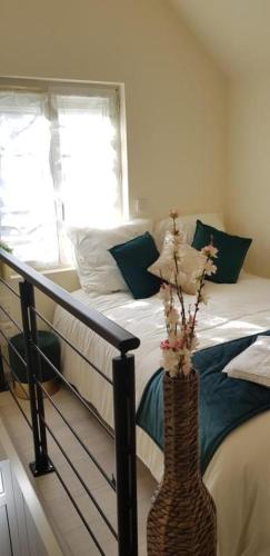 Ένα ή περισσότερα κρεβάτια σε δωμάτιο στο Studio Argenteuil