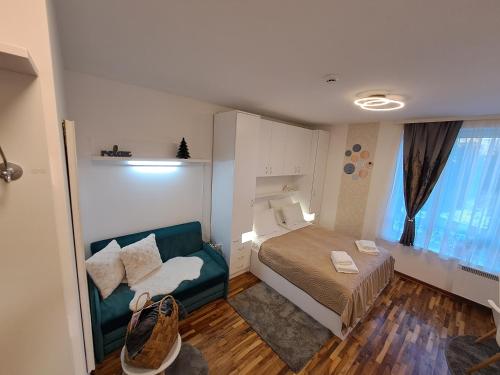 Ένα ή περισσότερα κρεβάτια σε δωμάτιο στο Lux apartmani Dunja Kopaonik Čardaci - WHITE