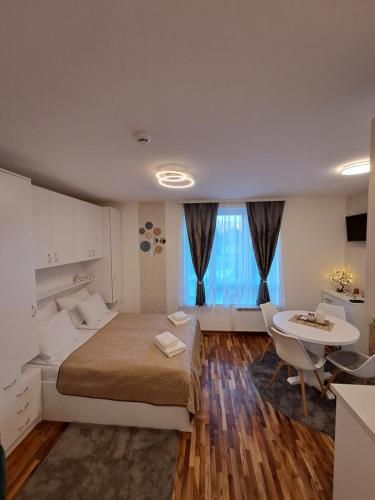 Ένα ή περισσότερα κρεβάτια σε δωμάτιο στο Lux apartmani Dunja Kopaonik Čardaci - WHITE