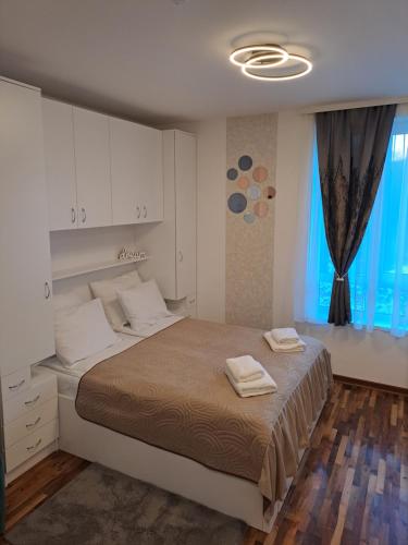 Ένα ή περισσότερα κρεβάτια σε δωμάτιο στο Lux apartmani Dunja Kopaonik Čardaci - WHITE