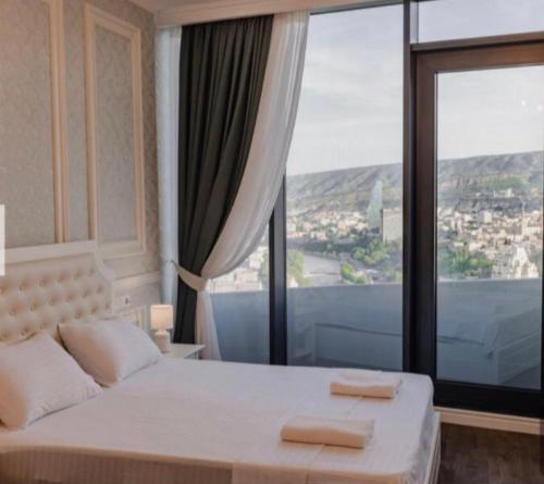 Ένα ή περισσότερα κρεβάτια σε δωμάτιο στο 5 star king david hotel apartment tbilisi