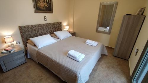 "Villa Kastania" Melidoni, Crete في Melidhónion: غرفة نوم عليها سرير وفوط
