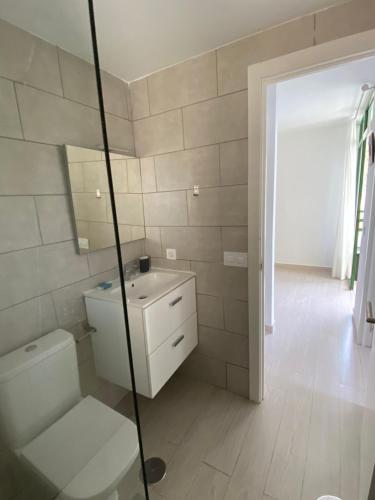 łazienka z toaletą i umywalką w obiekcie Apartamento Las Olas • Playa del Inglés w mieście Playa del Ingles