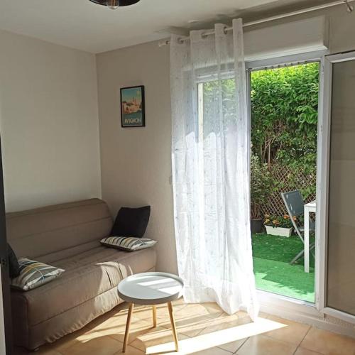 Photo de la galerie de l'établissement Studio avec terrasse et parking proche centre ville, à Avignon