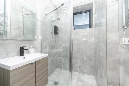 a bathroom with a shower and a sink at King Size Bed Super Morden One Bedroom Flat next to Seafront in Brighton & Hove