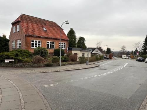 an empty street in front of a brick house at Jonstrupvejens Apartments Lejl C in Ballerup