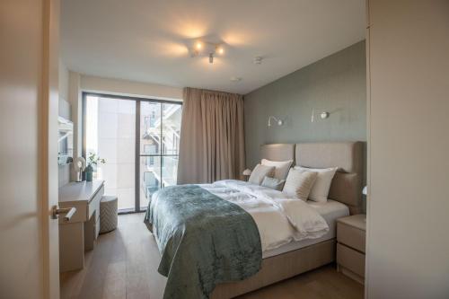 Postel nebo postele na pokoji v ubytování By Sea, Full Sea View, balcony, use of hotel Pool and Sauna