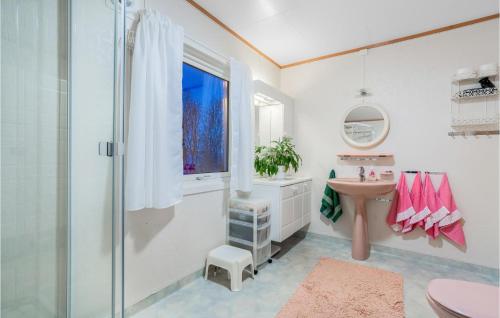 Koupelna v ubytování Stunning Home In Kvalya With Wifi