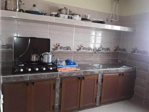 メルズーガにあるAppartement merzougaのコンロとシンクのあるキッチン
