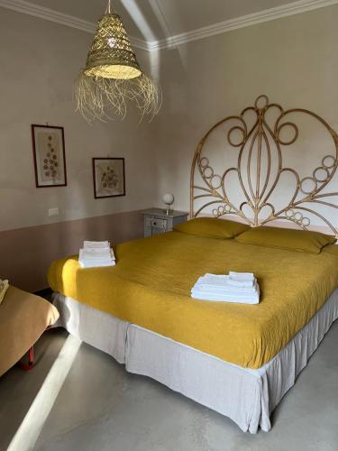 1 dormitorio con 1 cama grande con manta amarilla en A casa di Lallo, en Viterbo