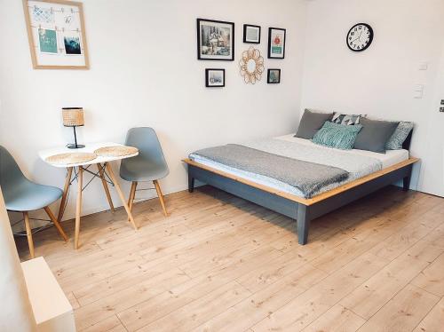 Suite 13 Apartment mit Netflix في Teublitz: غرفة نوم بسرير وطاولة وكراسي