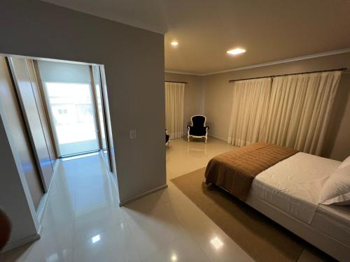 哥倫布的住宿－Los Juanitos，一间卧室设有一张床和一个滑动玻璃门