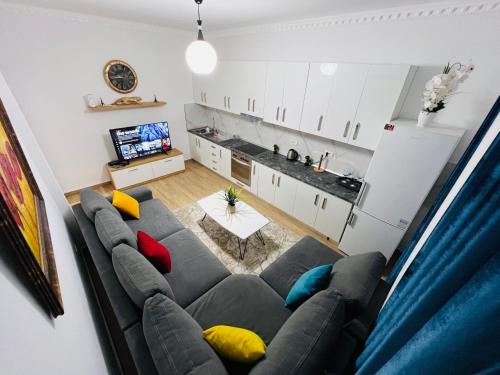 uma sala de estar com um sofá e uma cozinha em Apartment Elbasan city center 2 em Elbasani