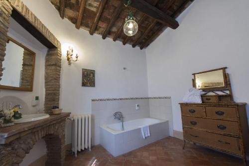 A bathroom at Borgo Di Tragliata