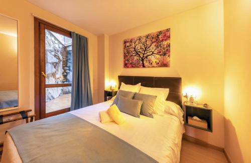 Un dormitorio con una cama grande y una ventana en S Valle de incles- Grandvalira free parking en Canillo