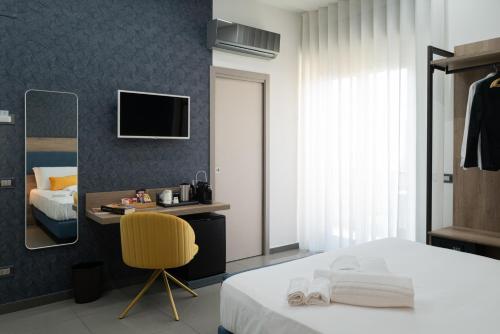 - une chambre avec un lit, un bureau et un miroir dans l'établissement MyHouse Pompei, à Pompéi