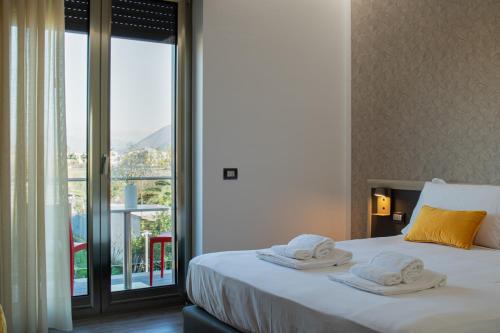 Una habitación de hotel con una cama con toallas. en MyHouse Pompei en Pompei