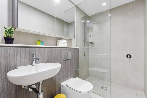 雪梨的住宿－Modern 1 Bed Apt OP MHS，一间带水槽、卫生间和淋浴的浴室