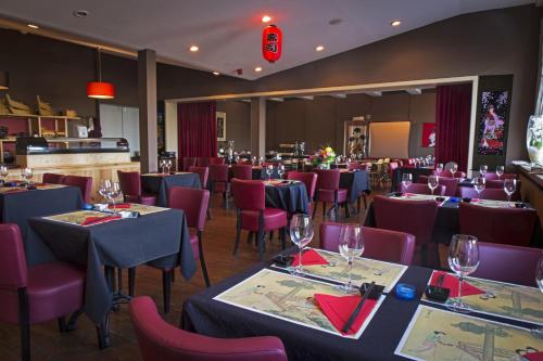 une salle à manger avec des tables, des chaises et des verres à vin dans l'établissement Hotel New Flanders, à Saint-Nicolas