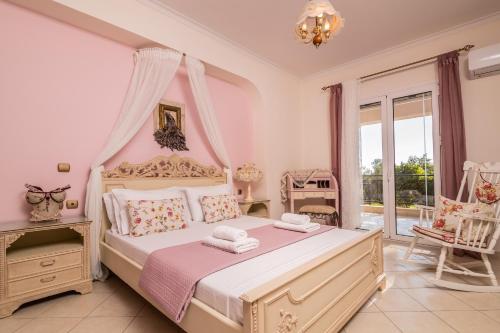 Villa Sunshine في مدينة زاكينثوس: غرفة نوم مع سرير بمظلة وردية