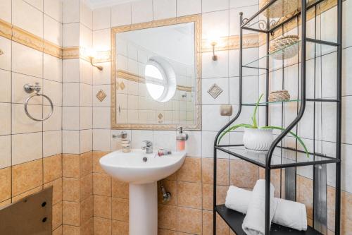 uma casa de banho com um lavatório e um espelho em Villa Sunshine em Zakynthos