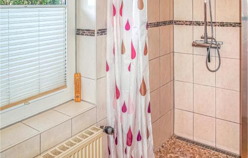 een douchegordijn met roze harten in de badkamer bij 2 Bedroom Awesome Apartment In Winsen aller in Winsen