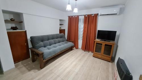 sala de estar con sofá y TV en La Casa de Lili en San Rafael