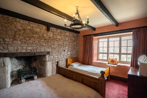 um quarto com uma cama e uma parede de pedra em Medieval Manor em Caldicot