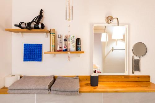 una camera con un grande specchio e un letto di Apartment Wilhelmstr für bis zu 3 Personen a Brühl