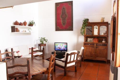 comedor con mesa, sillas y TV en Calida casa ph, con patio en Florida