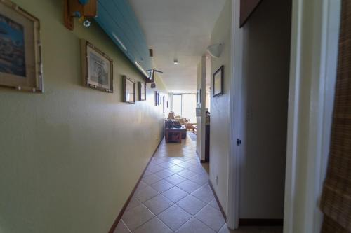 un couloir d'une maison avec un long hallwayngth dans l'établissement Hale Mokulani Condo, à Kahuku