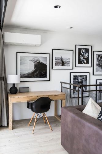 Ruang duduk di The Beach Lodge style and location in one great apartment