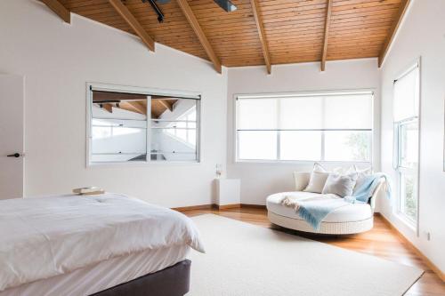 Ένα ή περισσότερα κρεβάτια σε δωμάτιο στο The Sea House pool and amazing ocean views