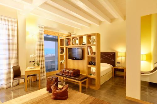 ジュリアノーヴァにあるHotel Cristalloのベッドとテレビが備わるホテルルームです。