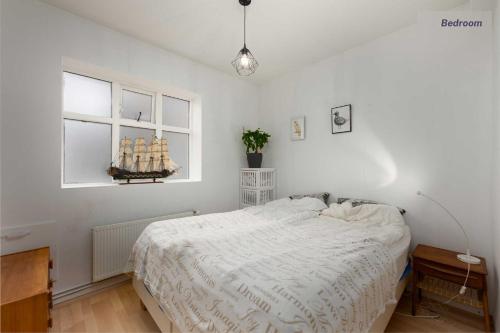 Un pat sau paturi într-o cameră la Private room in Hafnarfjordur