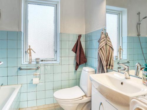 Ett badrum på Holiday home Strandby XII