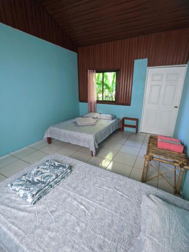a room with two beds and a window at La Katalinda in Drake