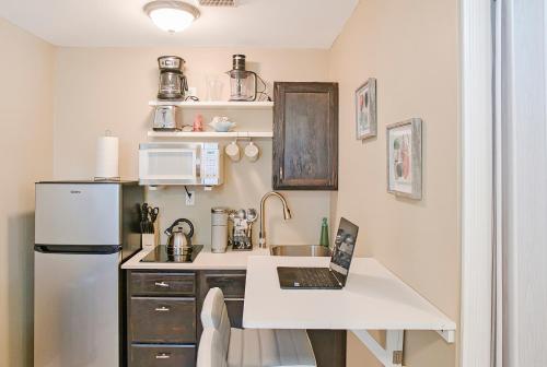 una cocina con un ordenador portátil en una encimera blanca en THE COZY CORNER SUITE* *FAST WIFI* *278 Mbps* *30 MIN TO NYC, en Unionport