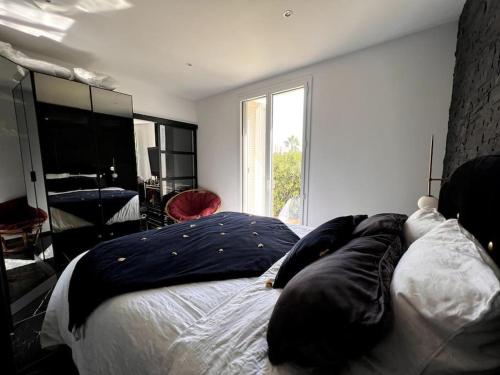 - une chambre avec un lit et des oreillers dans l'établissement Magnifique appartement avec vue mer à Villefranche, à Villefranche-sur-Mer