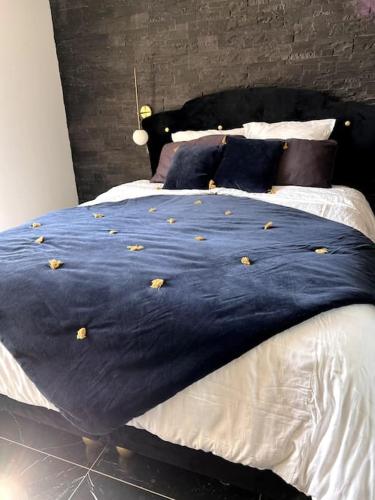 - un lit avec une couverture bleue dans l'établissement Magnifique appartement avec vue mer à Villefranche, à Villefranche-sur-Mer