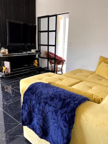 - un salon avec 2 lits et une télévision dans l'établissement Magnifique appartement avec vue mer à Villefranche, à Villefranche-sur-Mer