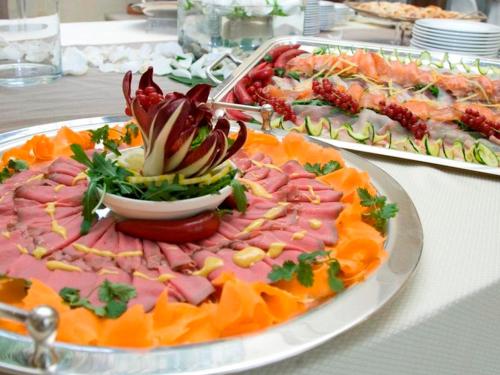 una mesa con un plato de comida en una mesa en The Italian countryside - Agriturismo Collina Delle Streghe, 