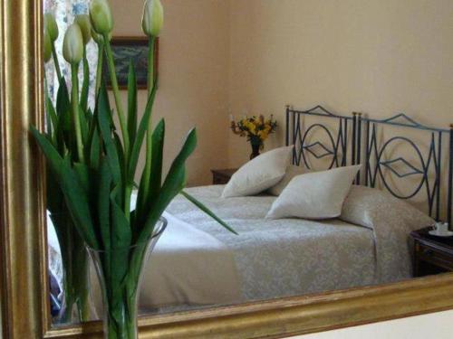 1 dormitorio con 1 cama con espejo en The Italian countryside - Agriturismo Collina Delle Streghe, 