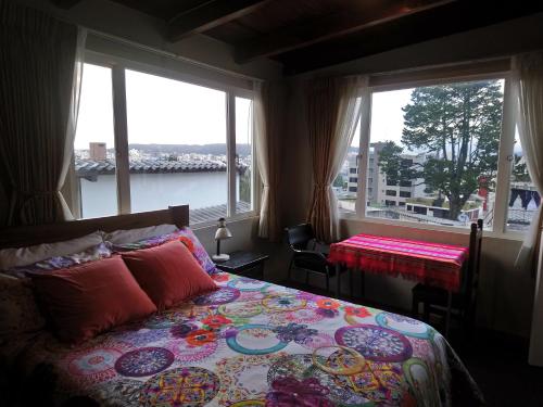 Dormitorio con cama y vistas al agua en SANITIZED - APARTMENT - Metropolitan Quito Area Eng - Fr - Esp, en Quito