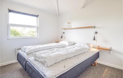 ブラーバンドにあるNice Home In Blvand With 5 Bedrooms, Sauna And Indoor Swimming Poolの窓付きの白い部屋の大型ベッド1台