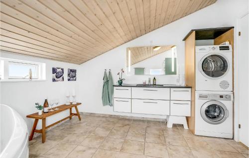Kuchyň nebo kuchyňský kout v ubytování Nice Home In Asaa With 3 Bedrooms And Wifi
