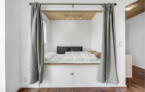 ein weißes Schlafzimmer mit einem Bett an einer weißen Wand in der Unterkunft 2 Bedroom Beautiful Home In Strby in Strøby