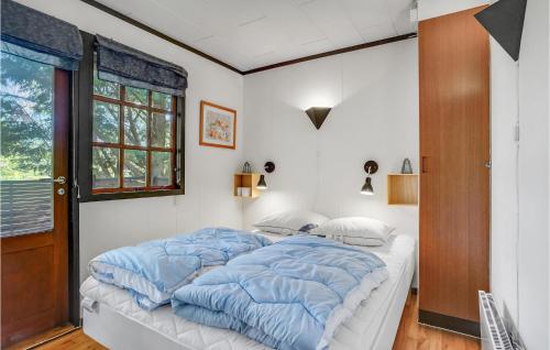 1 dormitorio con 1 cama grande con edredón azul en Pet Friendly Home In Vig With Kitchen en Vig