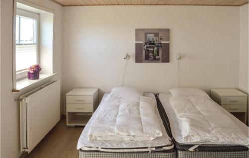 Buntje-Ballum的住宿－Awesome Home In Bredebro With 5 Bedrooms And Wifi，一间卧室设有两张床和窗户。